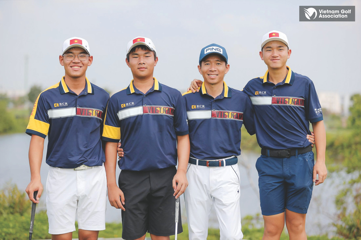 Ông Bạch Cường Khang (thứ 2 từ phải sang) và các thành viên đội tuyển golf Việt Nam. Ảnh: VGA