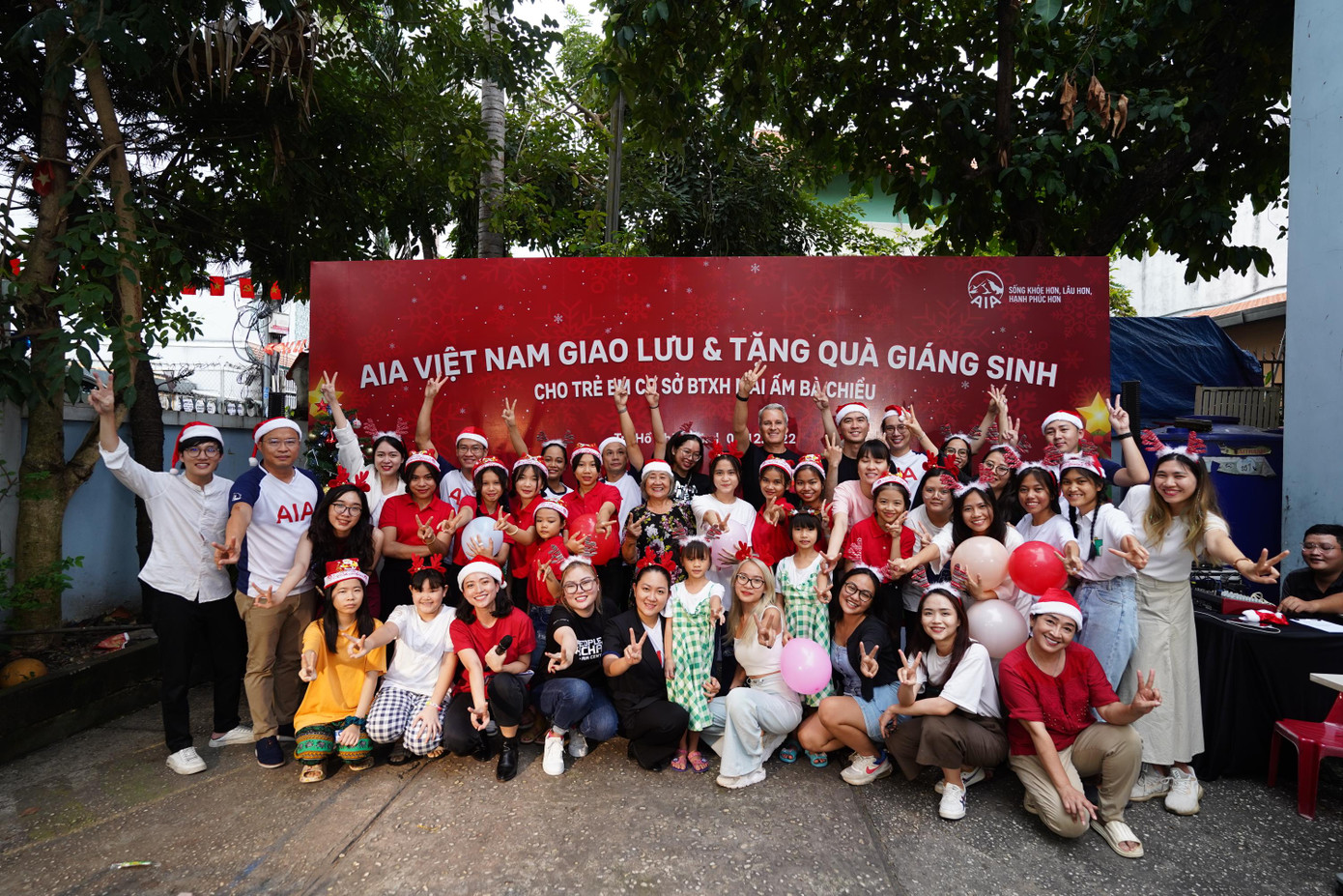 Ngoài chuỗi chương trình “Hành trình cuộc sống”, mỗi năm, AIA Việt Nam còn tổ chức hàng trăm hoạt động hướng về cộng đồng. Ngoài chuỗi chương trình “Hành trình cuộc sống”, mỗi năm, AIA Việt Nam còn tổ chức hàng trăm hoạt động hướng về cộng đồng.