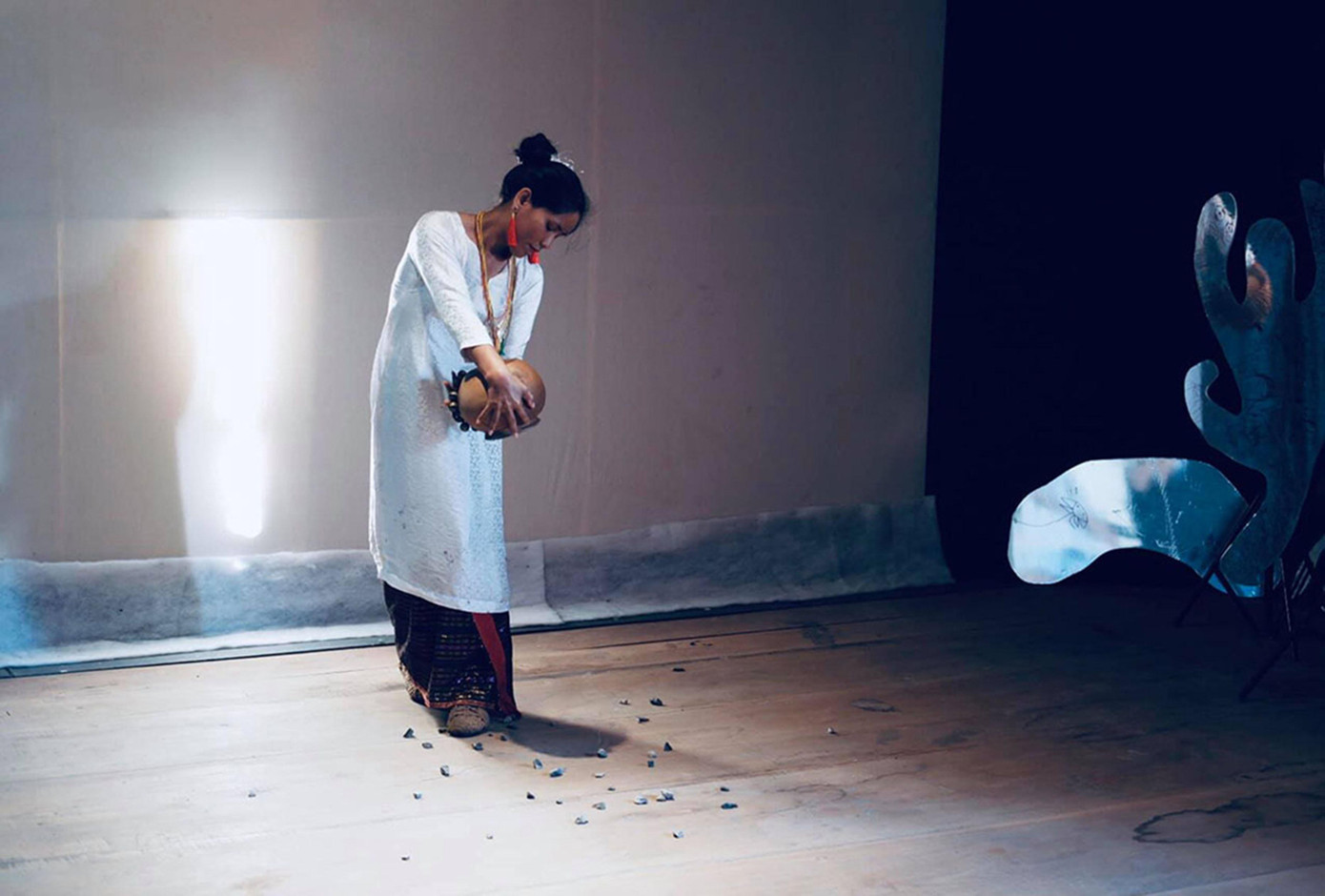 Nhà thơ Kiều Maily diễn xướng “Chỉ còn lại sỏi đá”