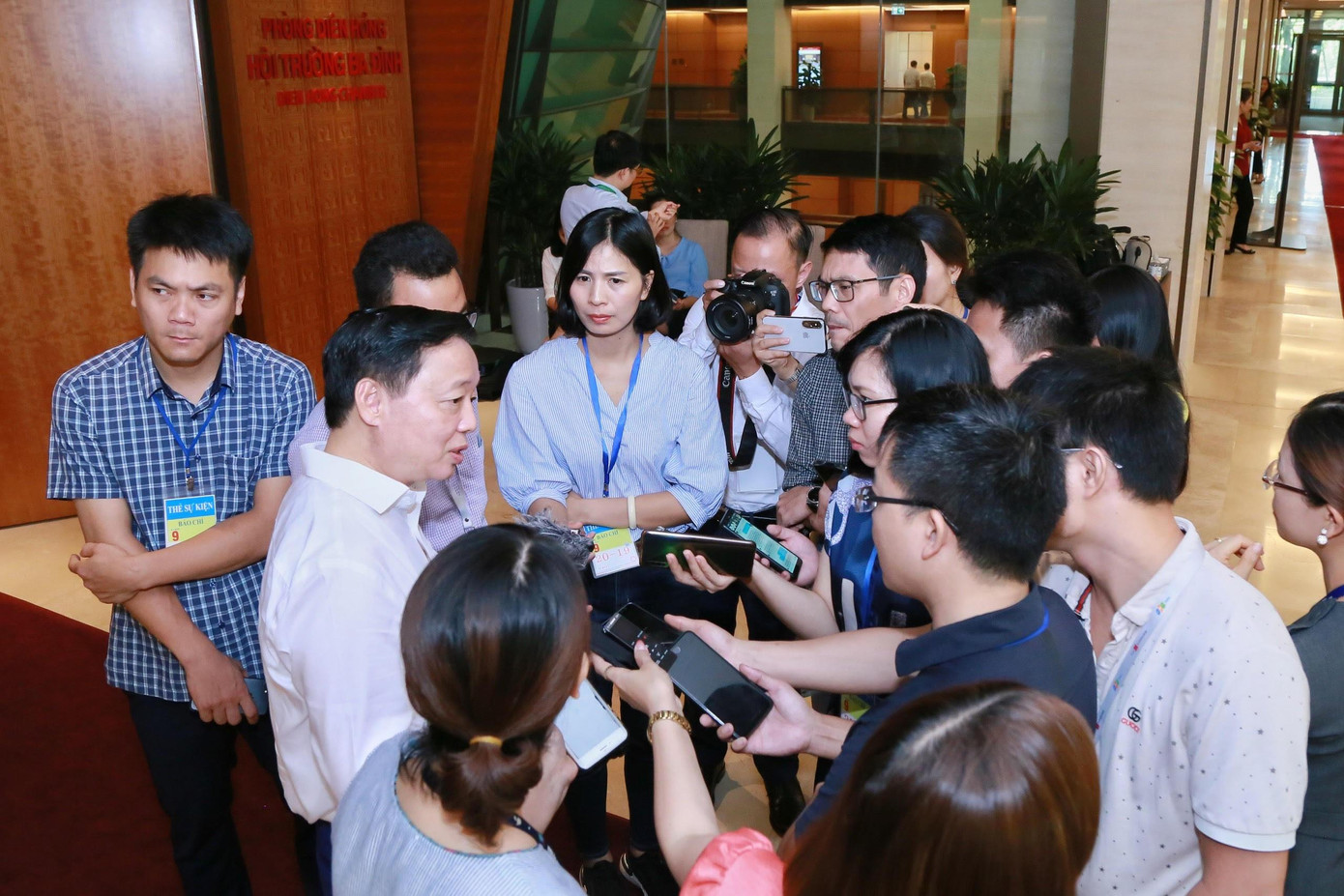 Các nhà báo tác nghiệp mọi lúc, mọi nơi