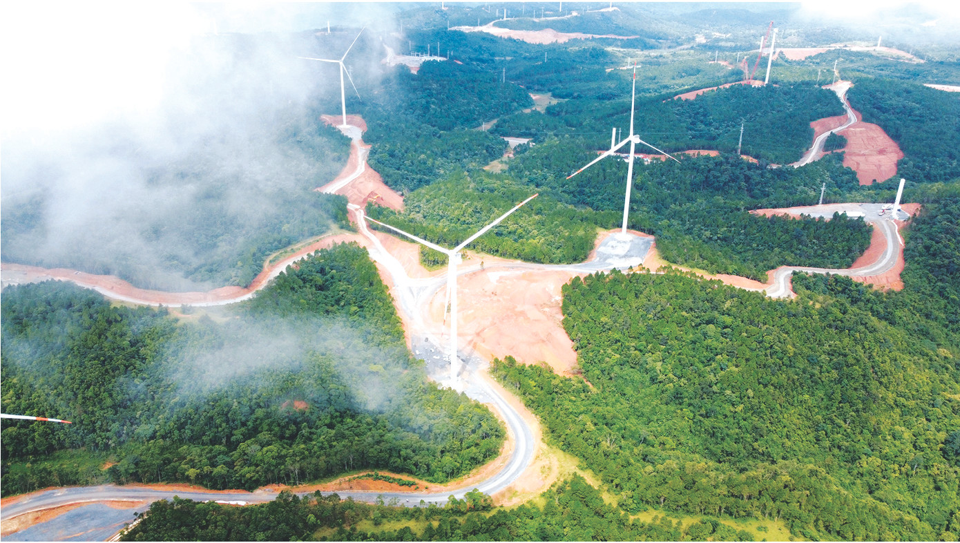 Quảng Trị biến "đặc sản" nắng và gió thành nguồn lực thu hút vốn đầu tư - Một góc cánh đồng điện gió tại huyện Hướng Hóa Quảng Trị biến "đặc sản" nắng và gió thành nguồn lực thu hút vốn đầu tư - Một góc cánh đồng điện gió tại huyện Hướng Hóa