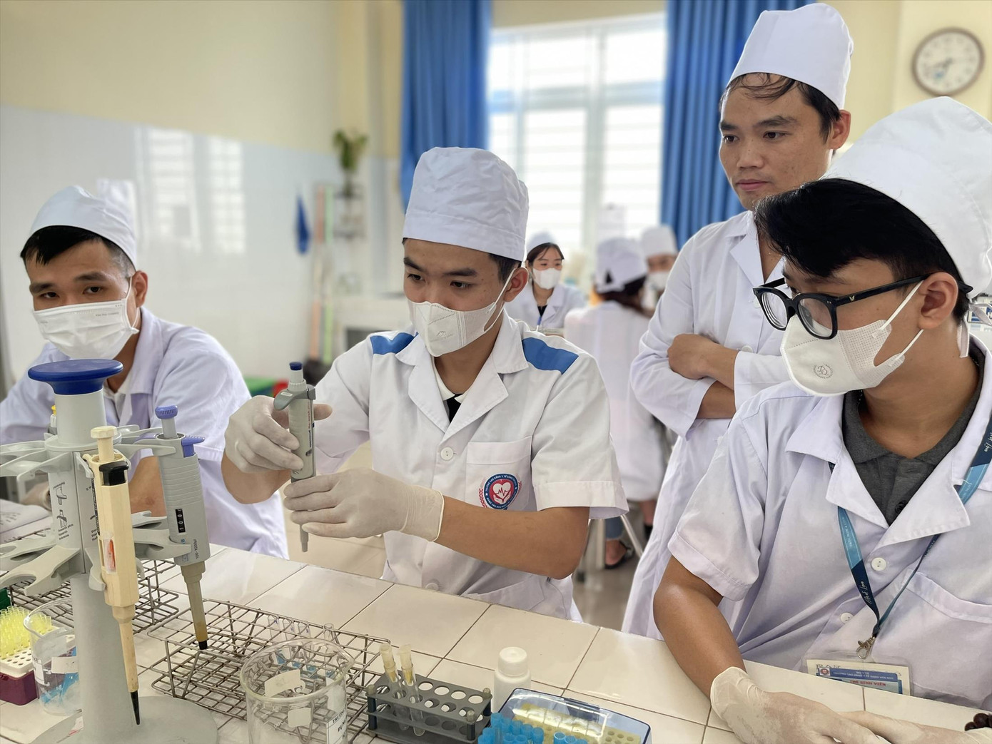 Sinh viên Trường CĐ Đặng Văn Ngữ trong tiết học kĩ thuật xét nghiệm. Ảnh: Diệp An