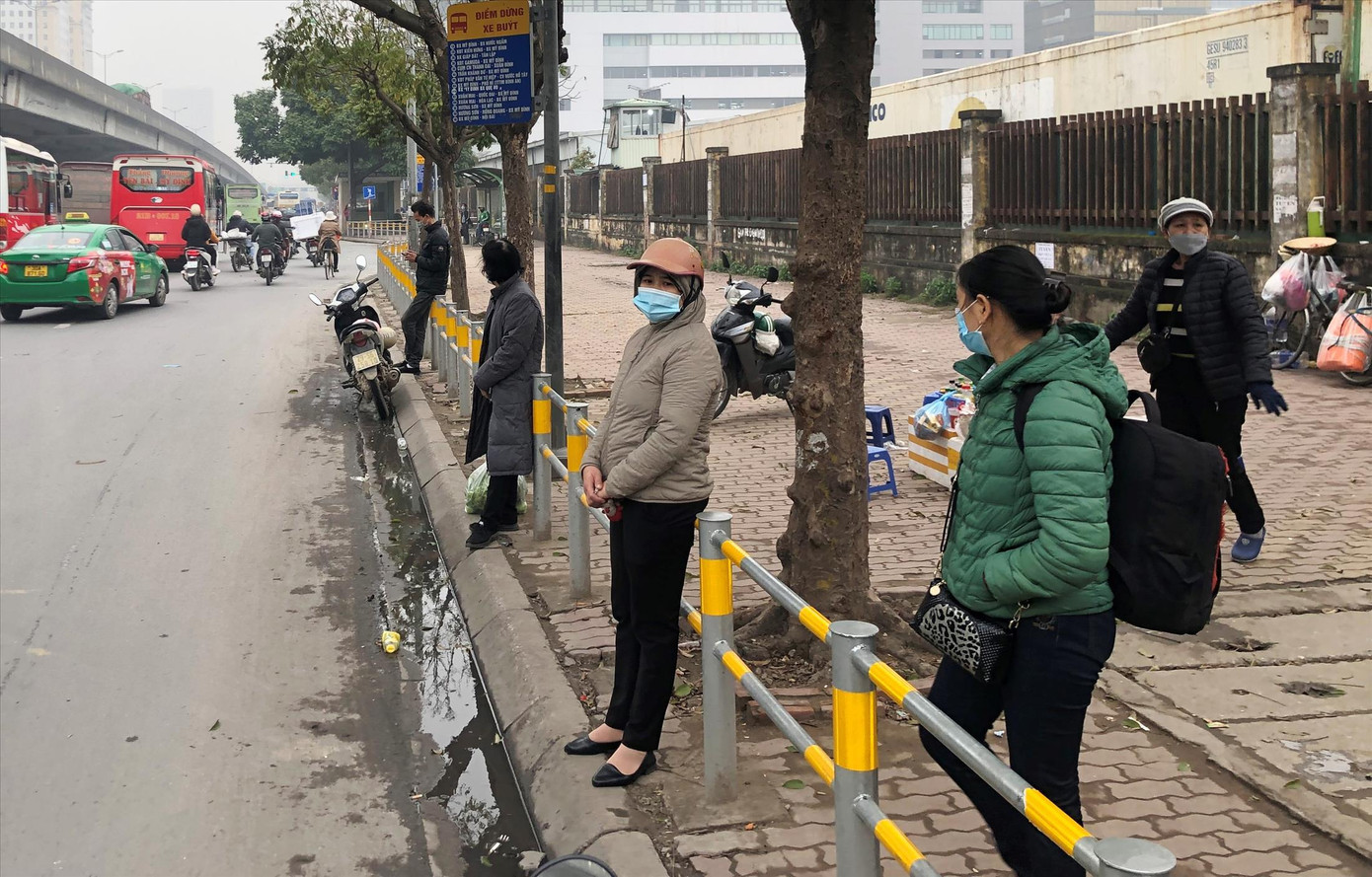 Vỉa hè rộng trên 5 mét bị hàng rào khóa lại, người dân đứng chờ xe buýt gặp nhiều bất tiện