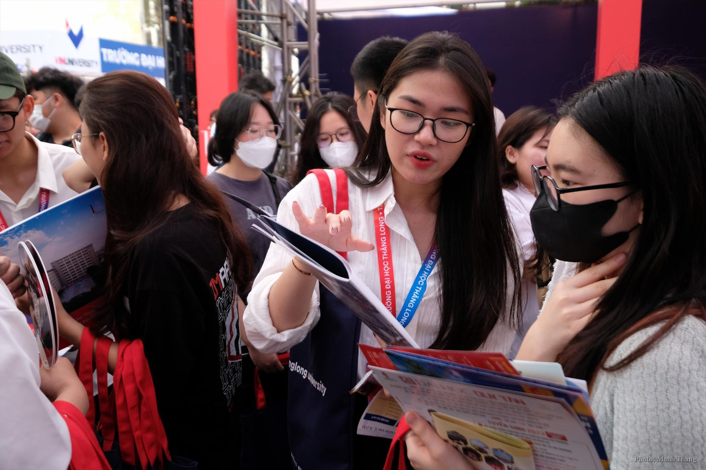 Thí sinh tham gia tư vấn tuyển sinh 2023 tại Hà Nội. Ảnh: Mạnh Thắng