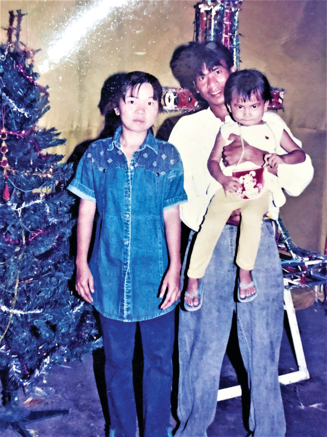 Tấm ảnh Thu Nhi lúc nhỏ bên bố, mẹ Tấm ảnh Thu Nhi lúc nhỏ bên bố, mẹ