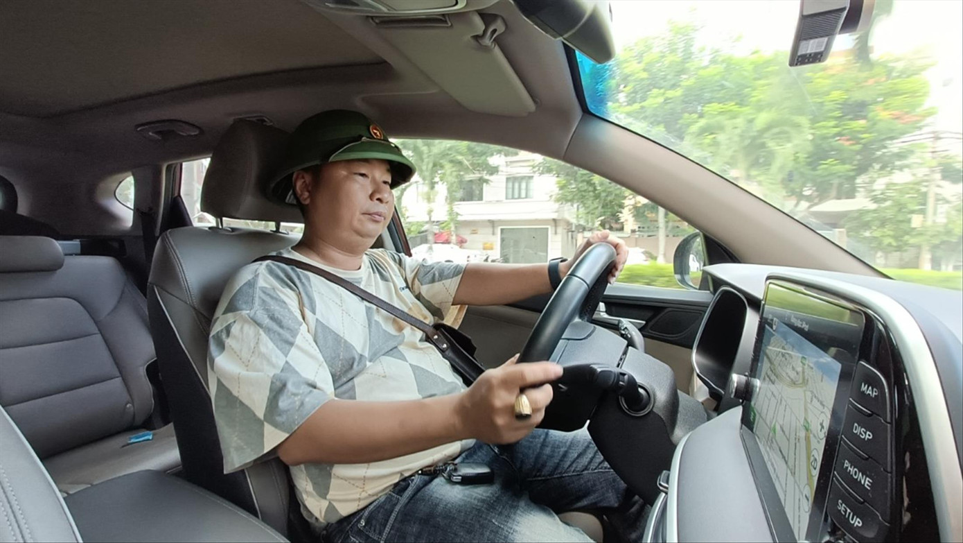 Anh Hoàng Hà trong một lần lái xe hộ cho khách