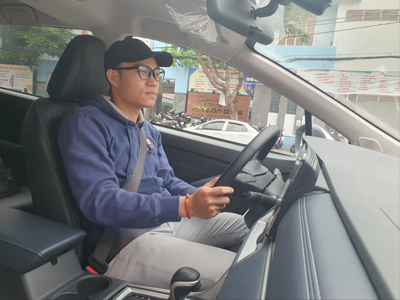 Anh Trịnh Văn Thiện mở dịch vụ lái xe hộ với gần 30 tài xế, sẵn sàng đưa khách nhậu về nhà