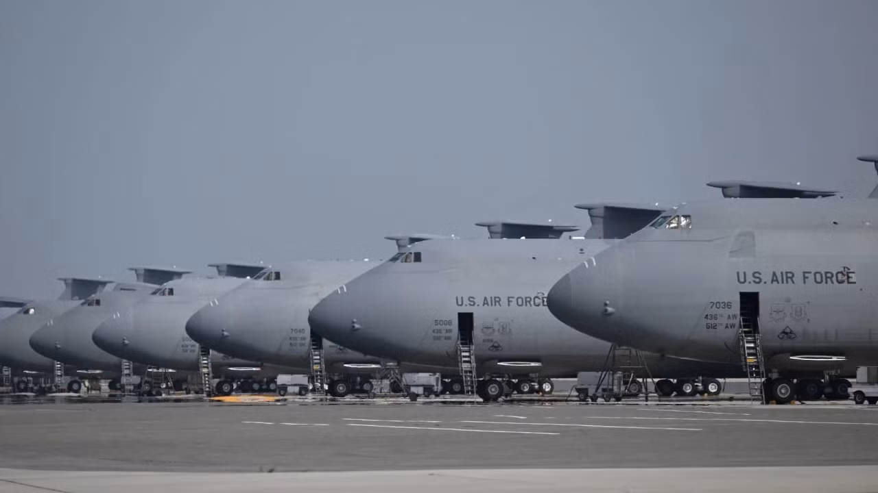 Máy bay của Không quân Mỹ tại căn cứ Không quân Dover ở bang Delaware ngày 19/6/2023. Ảnh: Getty Images