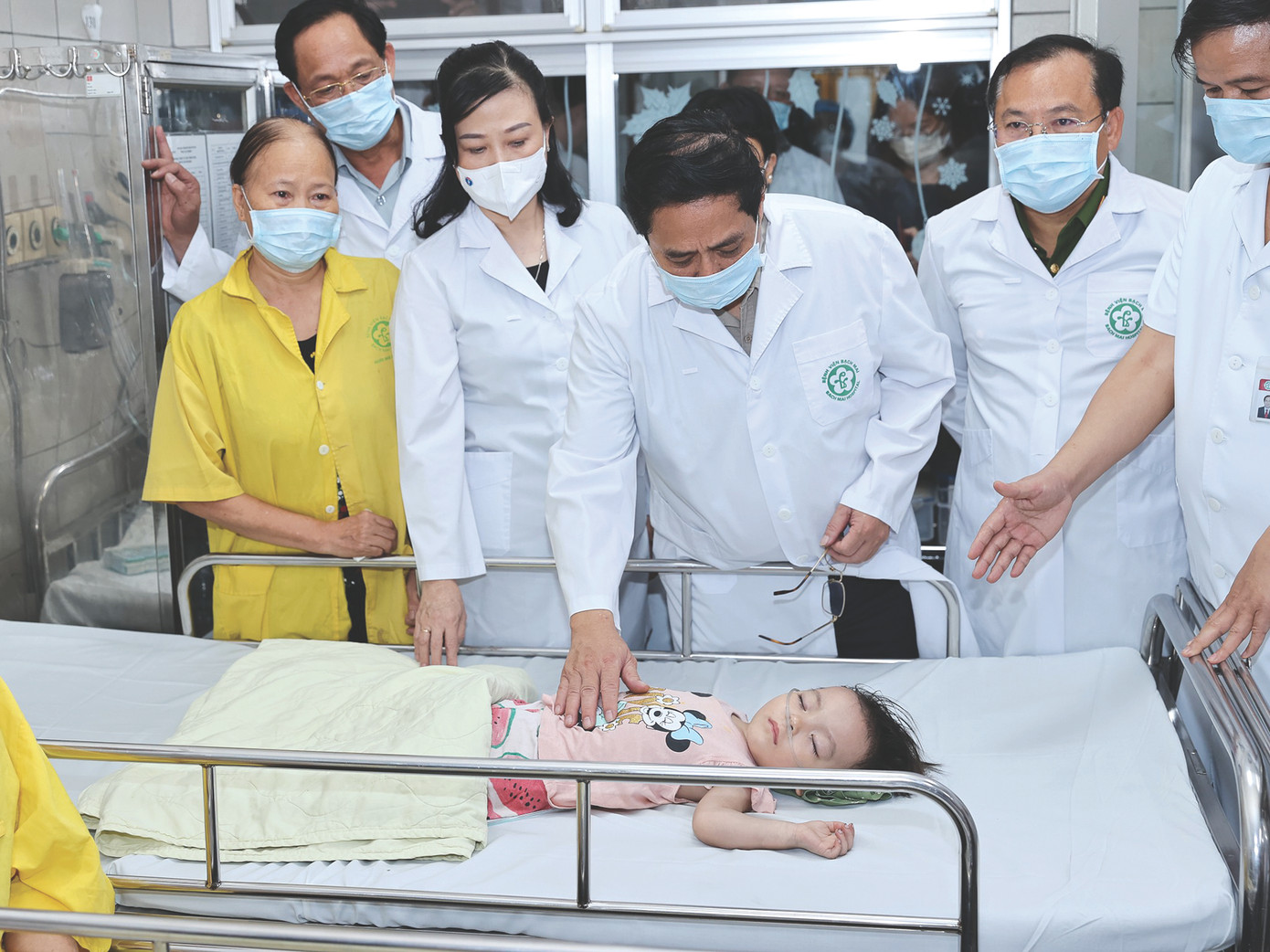 Thủ tướng Phạm Minh Chính thăm nạn nhân là một em bé trong vụ cháy điều trị tại bệnh viện Bạch Mai, chiều 13/9. Ảnh: Nhật Minh