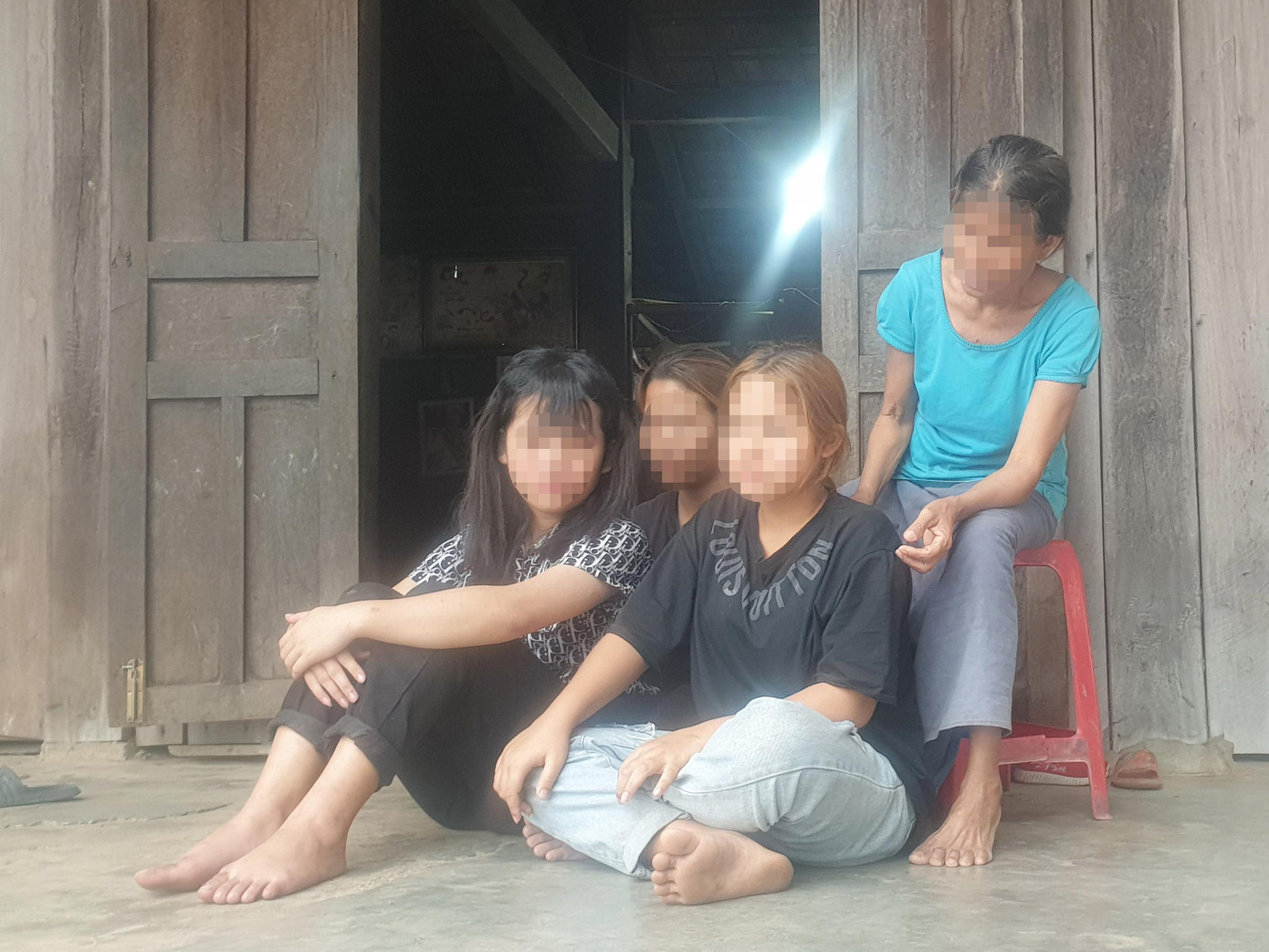 Mí L khuyên các con không nghe kẻ xấu dụ dỗ Mí L khuyên các con không nghe kẻ xấu dụ dỗ