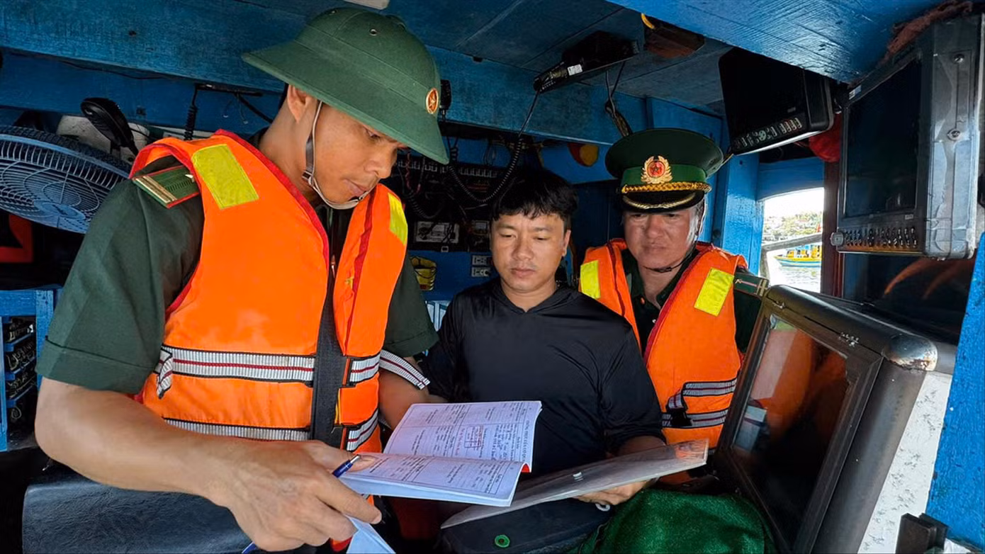 Lực lượng biên phòng Quảng Ngãi thường xuyên tuần tra, kiểm soát nhằm ngăn chặn tàu cá xâm phạm vùng biển nước ngoài. Ảnh: Nguyễn Ngọc Lực lượng biên phòng Quảng Ngãi thường xuyên tuần tra, kiểm soát nhằm ngăn chặn tàu cá xâm phạm vùng biển nước ngoài. Ảnh: Nguyễn Ngọc