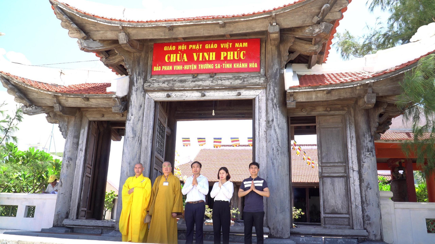 Trước cổng chùa trên đảo Phan Vinh, thứ 2 từ trái qua là Hoà thượng Thích Thanh Nhiễu - Phó Chủ tịch thường trực Hội đồng Trị sự Giáo hội Phật Giáo Việt Nam, thứ 3 từ trái qua là ông Nguyễn Văn Trường - Giám đốc Doanh nghiệp XD Xuân Trường, đơn vị được cấp phép và phát tâm tôn tạo 9 ngôi chùa trên 9 đảo ở Trường Sa Trước cổng chùa trên đảo Phan Vinh, thứ 2 từ trái qua là Hoà thượng Thích Thanh Nhiễu - Phó Chủ tịch thường trực Hội đồng Trị sự Giáo hội Phật Giáo Việt Nam, thứ 3 từ trái qua là ông Nguyễn Văn Trường - Giám đốc Doanh nghiệp XD Xuân Trường, đơn vị được cấp phép và phát tâm tôn tạo 9 ngôi chùa trên 9 đảo ở Trường Sa
