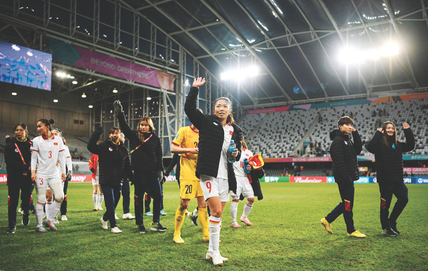 ĐT nữ Việt Nam chia tay khán giả sau khi trận đấu với Hà Lan kết thúc. Ảnh: Getty Images ĐT nữ Việt Nam chia tay khán giả sau khi trận đấu với Hà Lan kết thúc. Ảnh: Getty Images