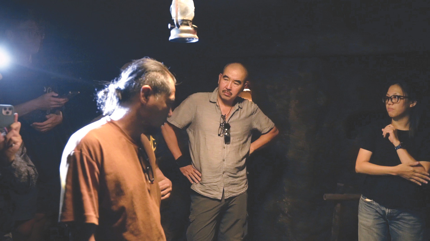 Ðạo diễn Bùi Thạc Chuyên trên phim trường Ðịa đạo: Mặt trời trong bóng tối