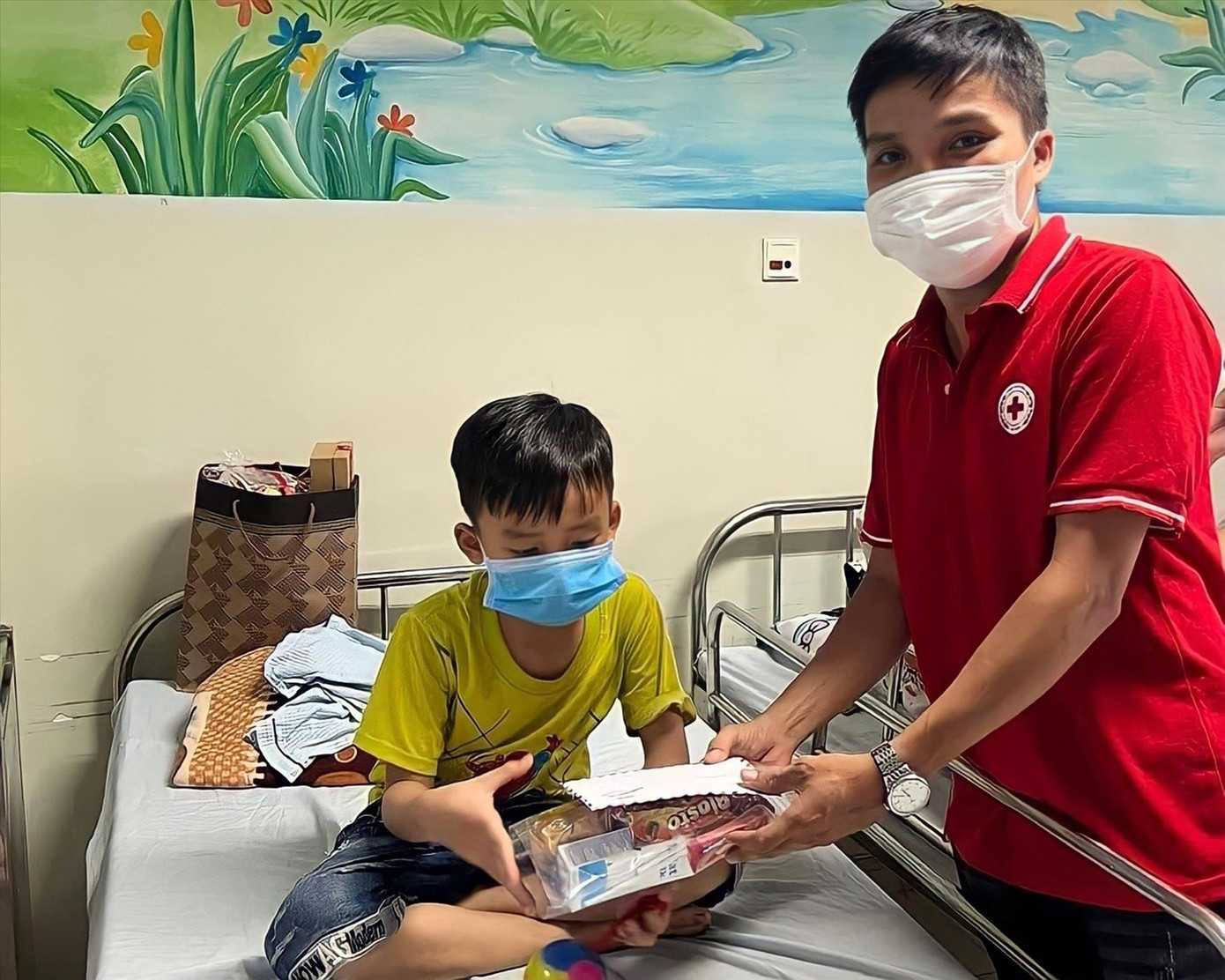 Anh Phan Xuân Phúc trao quà cho bệnh nhân nhí tại Bệnh viện Ung bướu Đà Nẵng. Ảnh: NVCC