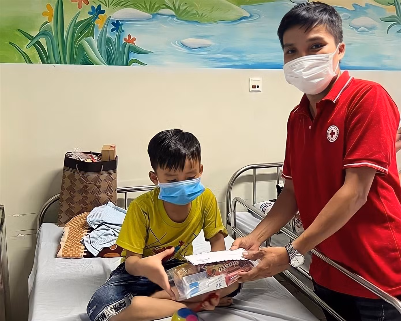 Anh Phan Xuân Phúc trao quà cho bệnh nhân nhí tại Bệnh viện Ung bướu Đà Nẵng. Ảnh: NVCC