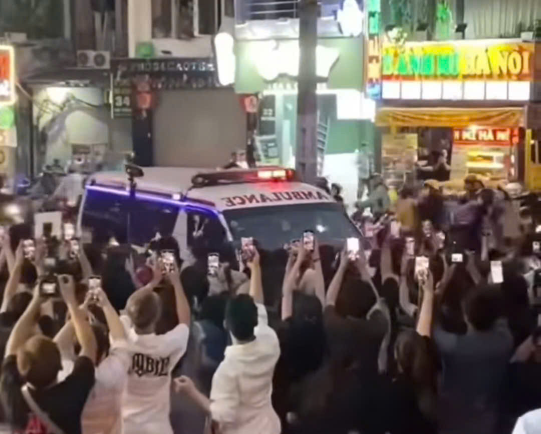 Chiếc xe cứu thương chở diễn viên đến sự kiện đang gây ồn ào