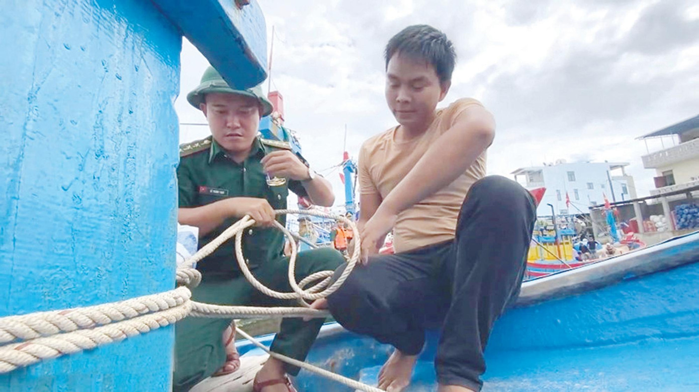 Bộ đội biên phòng Quảng Ngãi giúp ngư dân neo cột tàu thuyền tránh bão Noru. Ảnh: TTXVN Bộ đội biên phòng Quảng Ngãi giúp ngư dân neo cột tàu thuyền tránh bão Noru. Ảnh: TTXVN