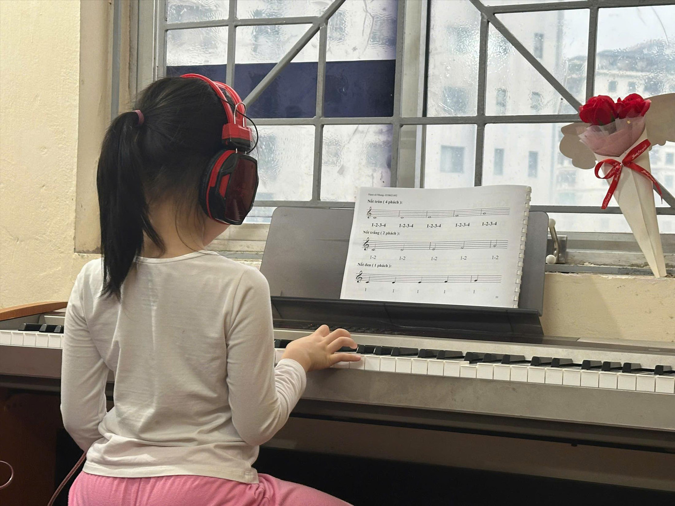 Con gái chị Đào Mỹ Hằng, sống ở quận Đống Đa, Hà Nội, đang tự học piano