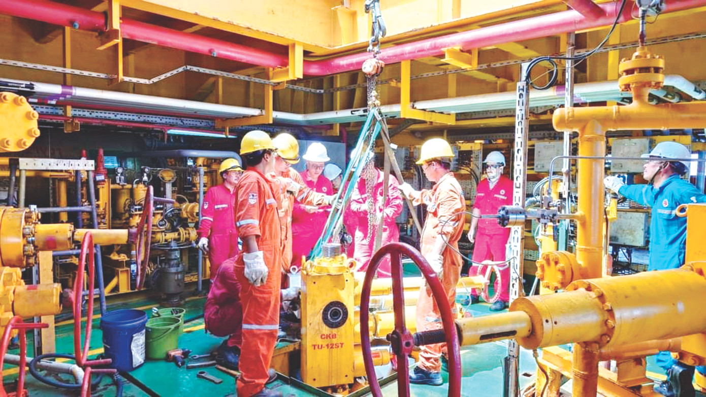 Lắp đặt WellHead BKTNG. Ảnh: Đào Duy Từ - Lê Anh Tuấn