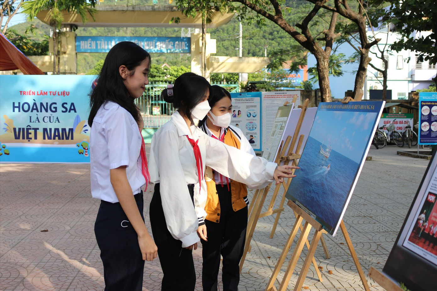 Câu chuyện về lịch sử và chủ quyền quần đảo Hoàng Sa, Trường Sa và biển đảo Việt Nam thu hút các em học sinh trường THCS Trần Quang Khải (huyện Hòa Vang, Đà Nẵng)