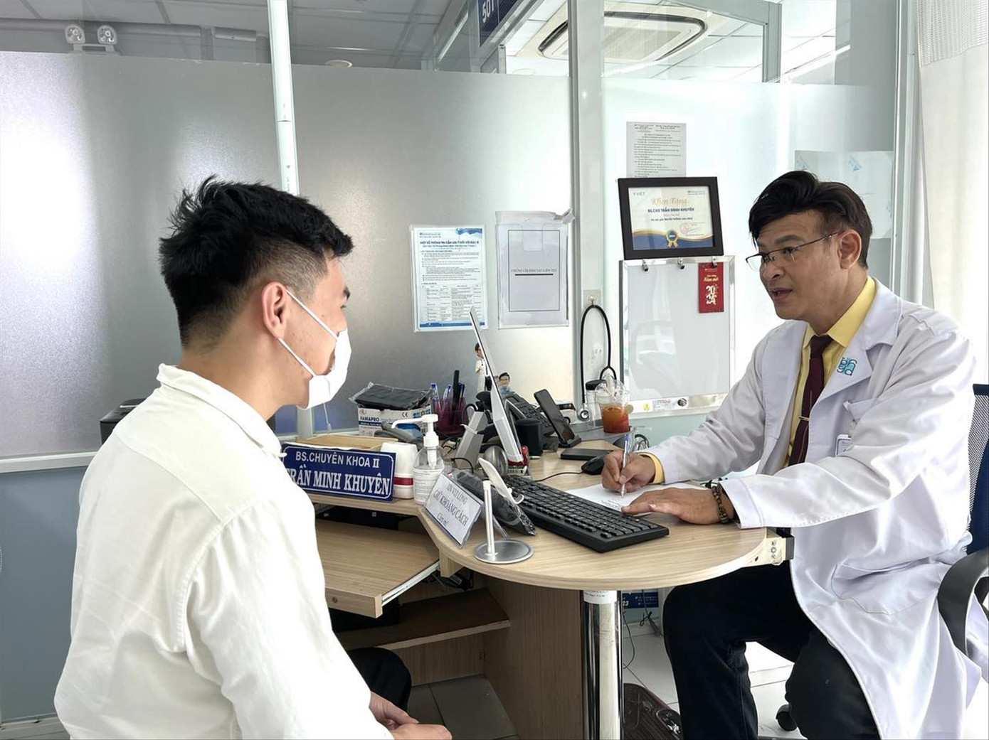 BS CKII Trần Minh Khuyên tư vấn tâm lý cho một em học sinh.