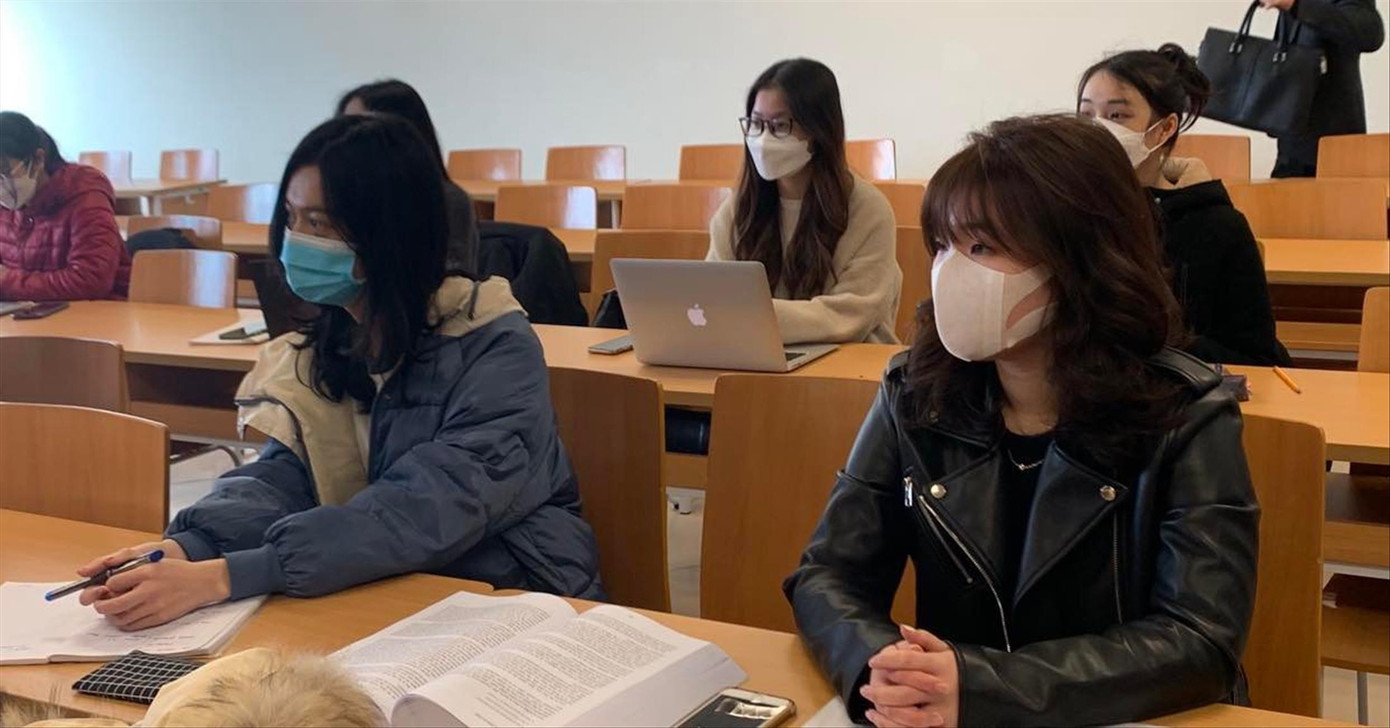 Những ngày mở cửa trường của sinh viên trường ÐH Kinh tế Quốc dân. Ảnh: Nghiêm Huê