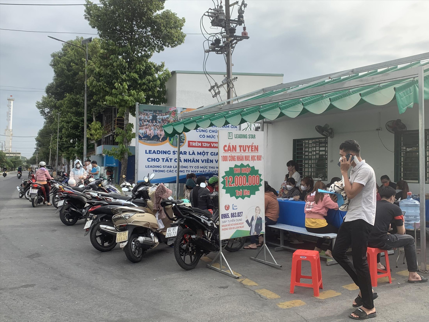 Doanh nghiệp đặt bàn tuyển dụng ngoài đường để tìm công nhân. Ảnh: H.C Doanh nghiệp đặt bàn tuyển dụng ngoài đường để tìm công nhân. Ảnh: H.C