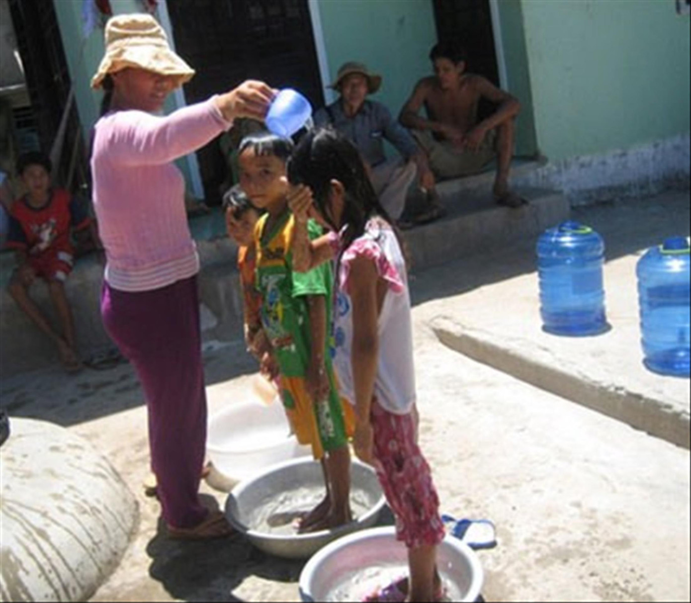 Trẻ con phải đứng tắm trong thau để tận dụng nước. Ảnh: Phạm Đương (chụp năm 2010) Trẻ con phải đứng tắm trong thau để tận dụng nước. Ảnh: Phạm Đương (chụp năm 2010)