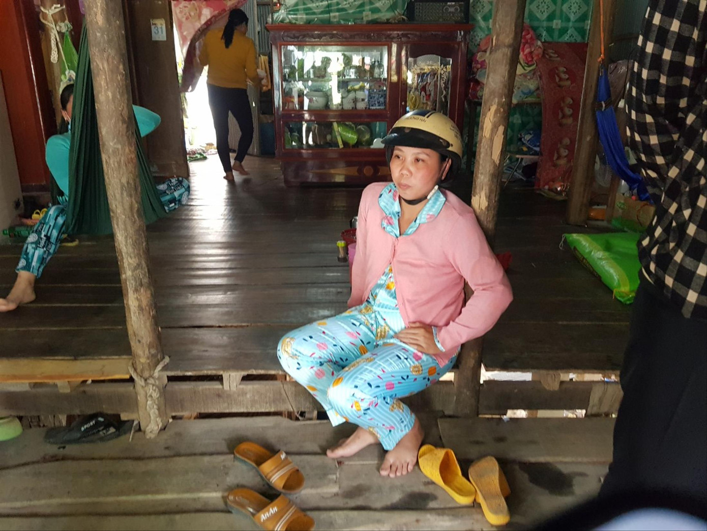 Chị Nguyễn Thị Mỹ Linh, mẹ của cháu Nam, ngồi thất thần trên sàn nhà Chị Nguyễn Thị Mỹ Linh, mẹ của cháu Nam, ngồi thất thần trên sàn nhà