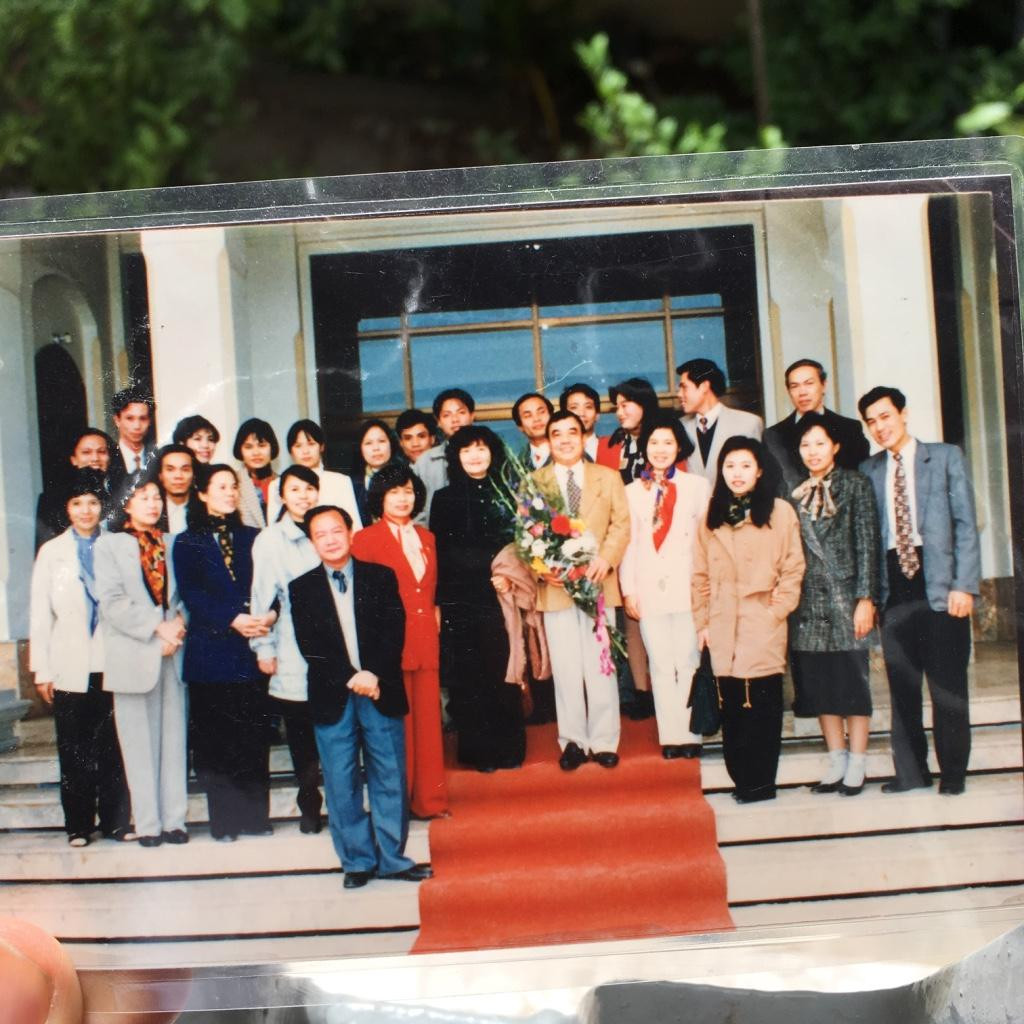 Học viện Ngân hàng cuối năm 1996. GSTS Nguyễn Tiến Hưng và Khóa cán bộ nguồn đầu tiên của NHNN Việt Nam, Nguyễn Thị Hồng nay là Thống đốc (người thứ 2 bên phải qua)