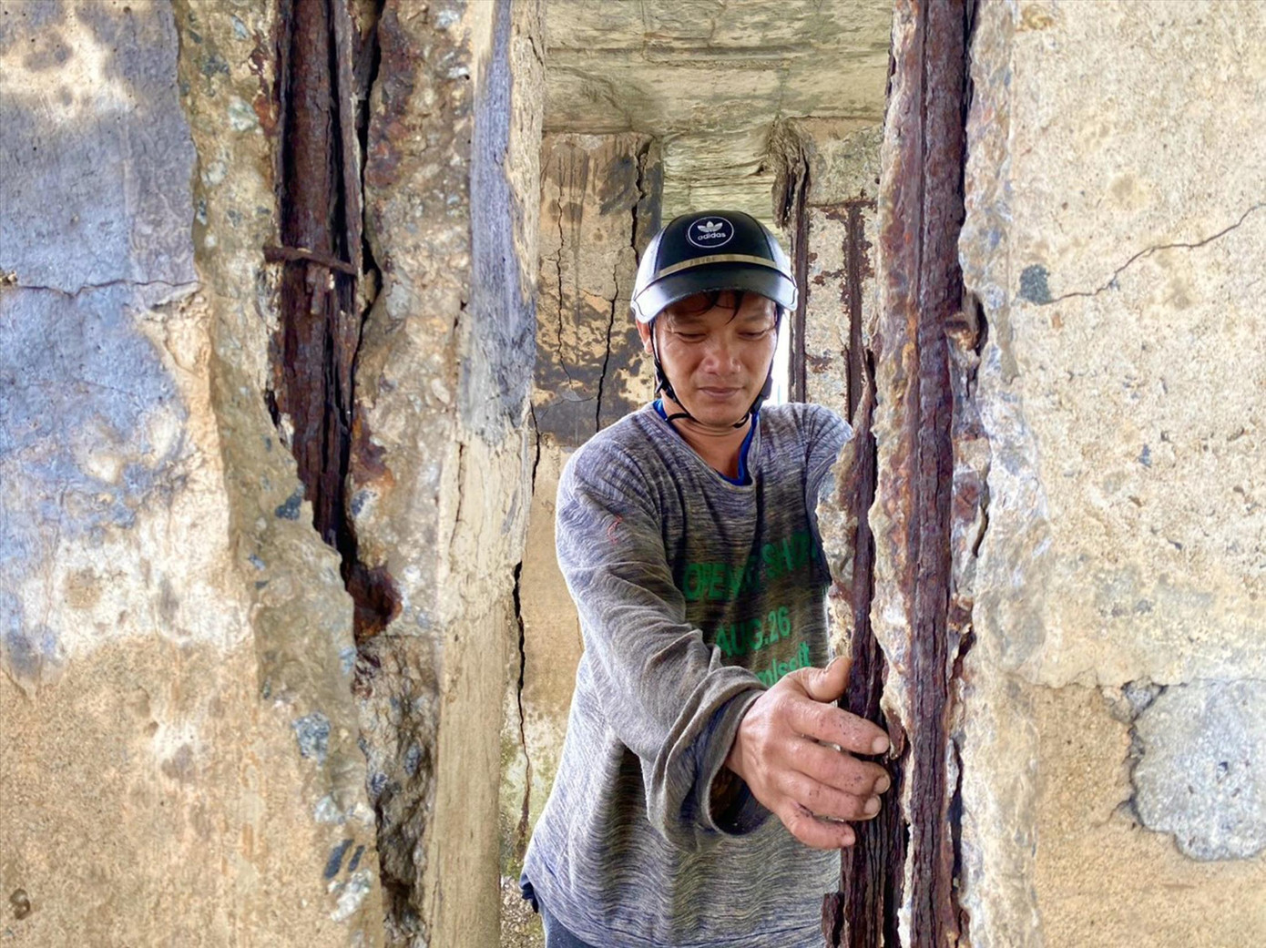 Bê tông nứt từng mảng lớn, chỉ chạm nhẹ tay là từng mảng xuống sông Bê tông nứt từng mảng lớn, chỉ chạm nhẹ tay là từng mảng xuống sông