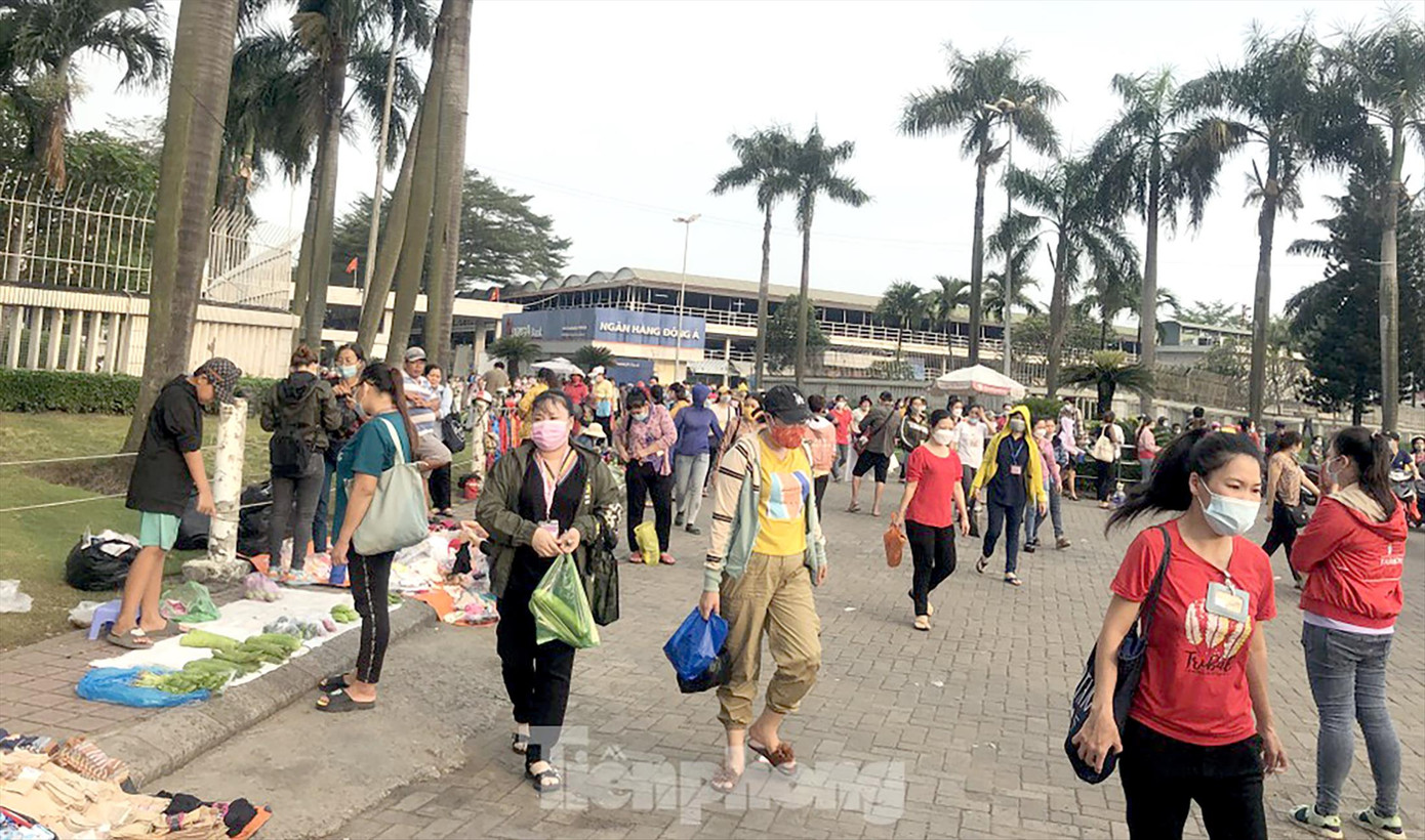 Công nhân Cty Pouyuen Việt Nam giờ tan ca. Ảnh: Uyên Phương Công nhân Cty Pouyuen Việt Nam giờ tan ca. Ảnh: Uyên Phương