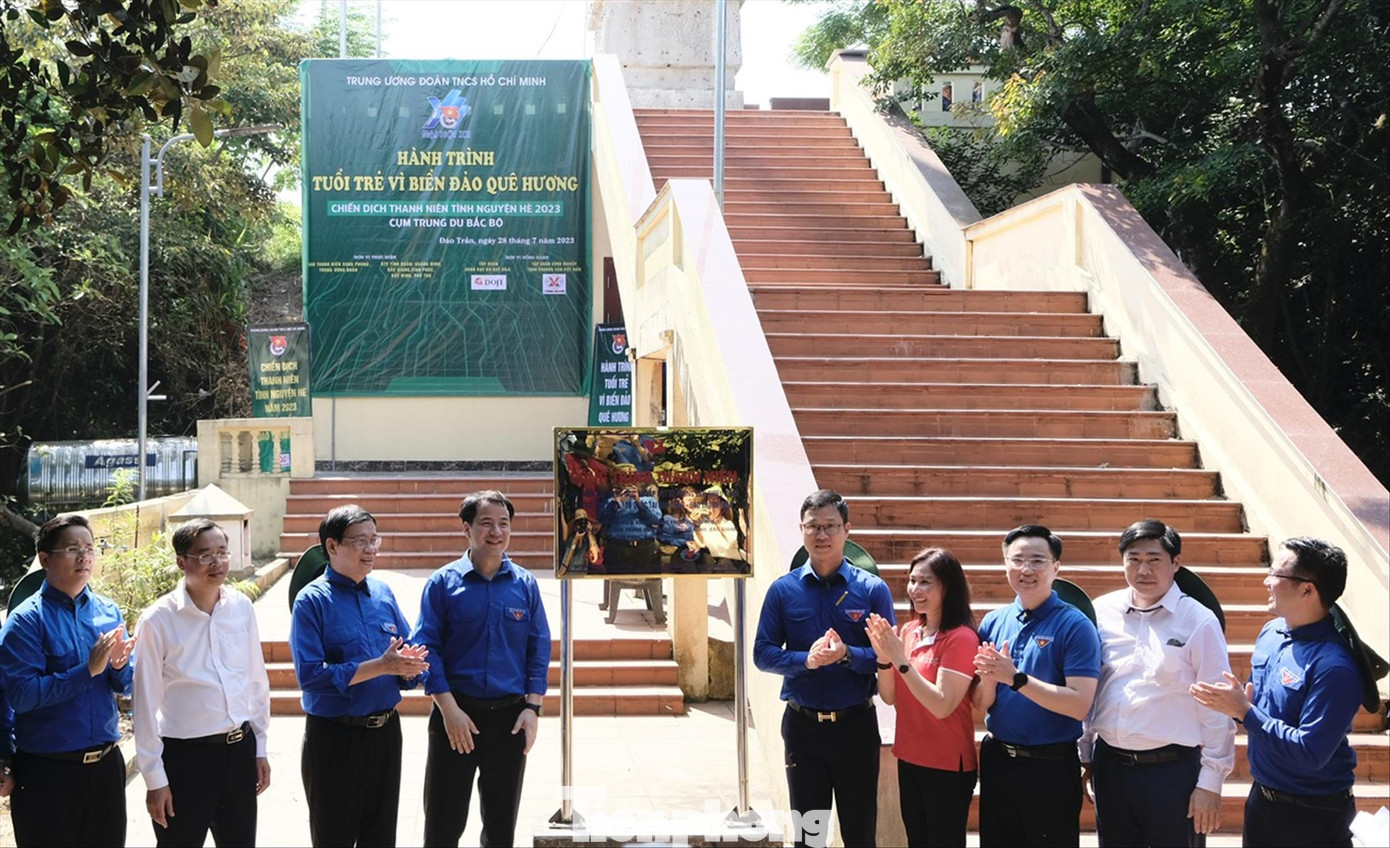 Đoàn công tác T.Ư Đoàn tại cột cờ Tổ quốc ở Đảo Trần. Ảnh: Châu Linh Đoàn công tác T.Ư Đoàn tại cột cờ Tổ quốc ở Đảo Trần. Ảnh: Châu Linh