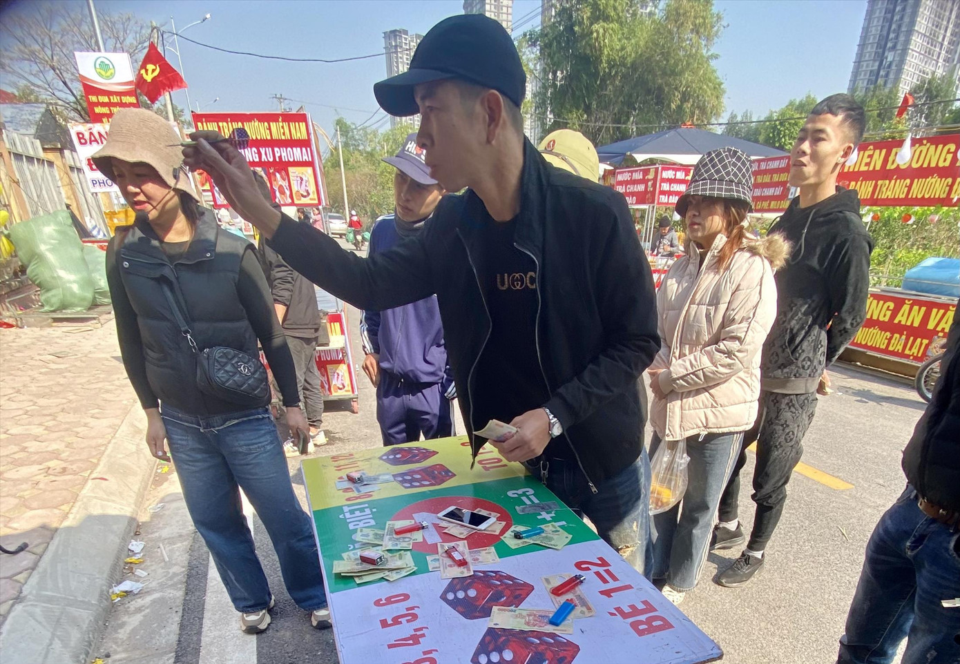 Mỗi ván phi tiêu cộng điểm, số tiền đặt cược có thể lên tới hàng triệu đồng