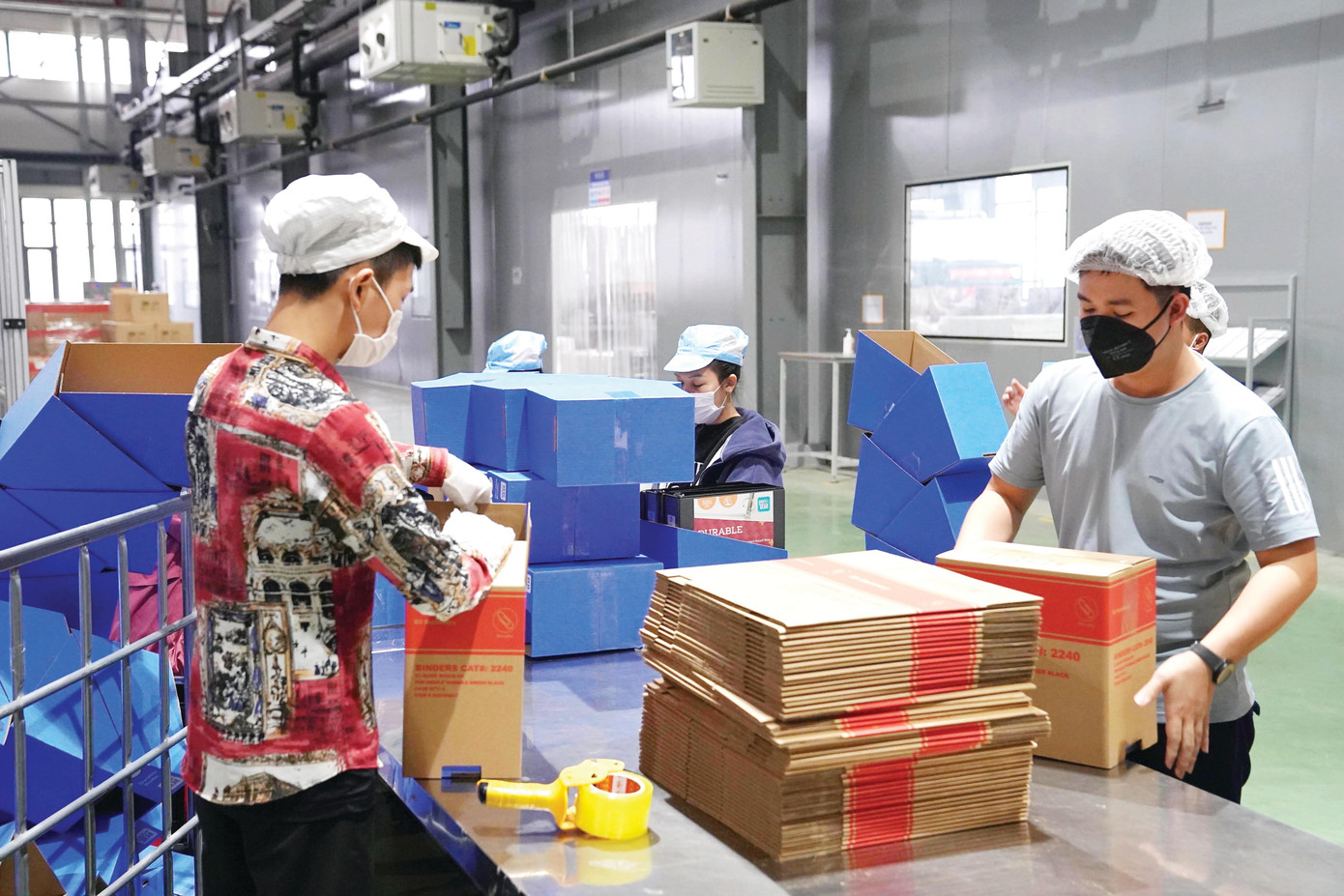 Nhiều lao động gặp khó khăn do giá cả tăng cao. Ảnh: Như Ý