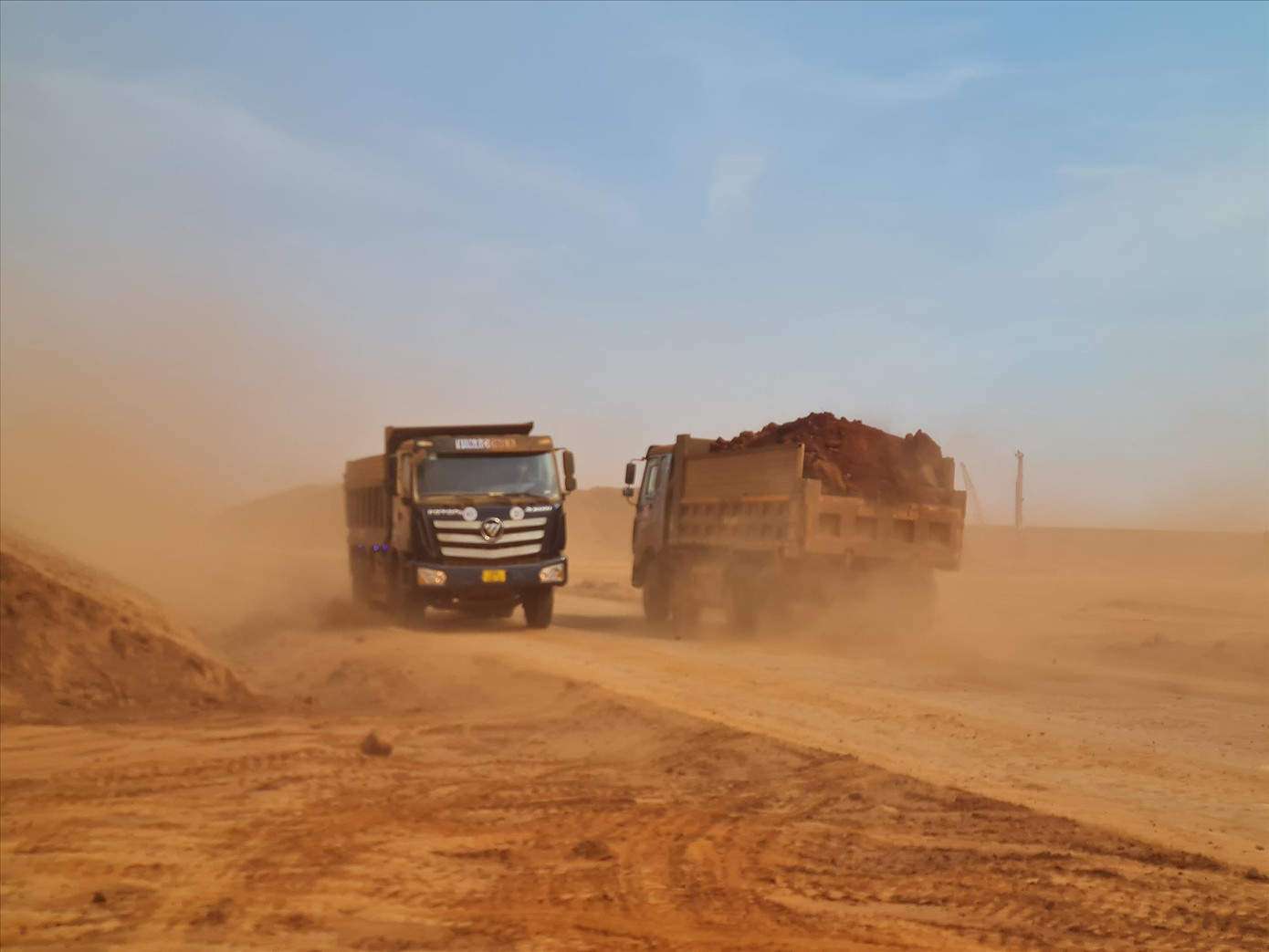 Bụi đỏ từ công trường thi công sân bay Long Thành Bụi đỏ từ công trường thi công sân bay Long Thành