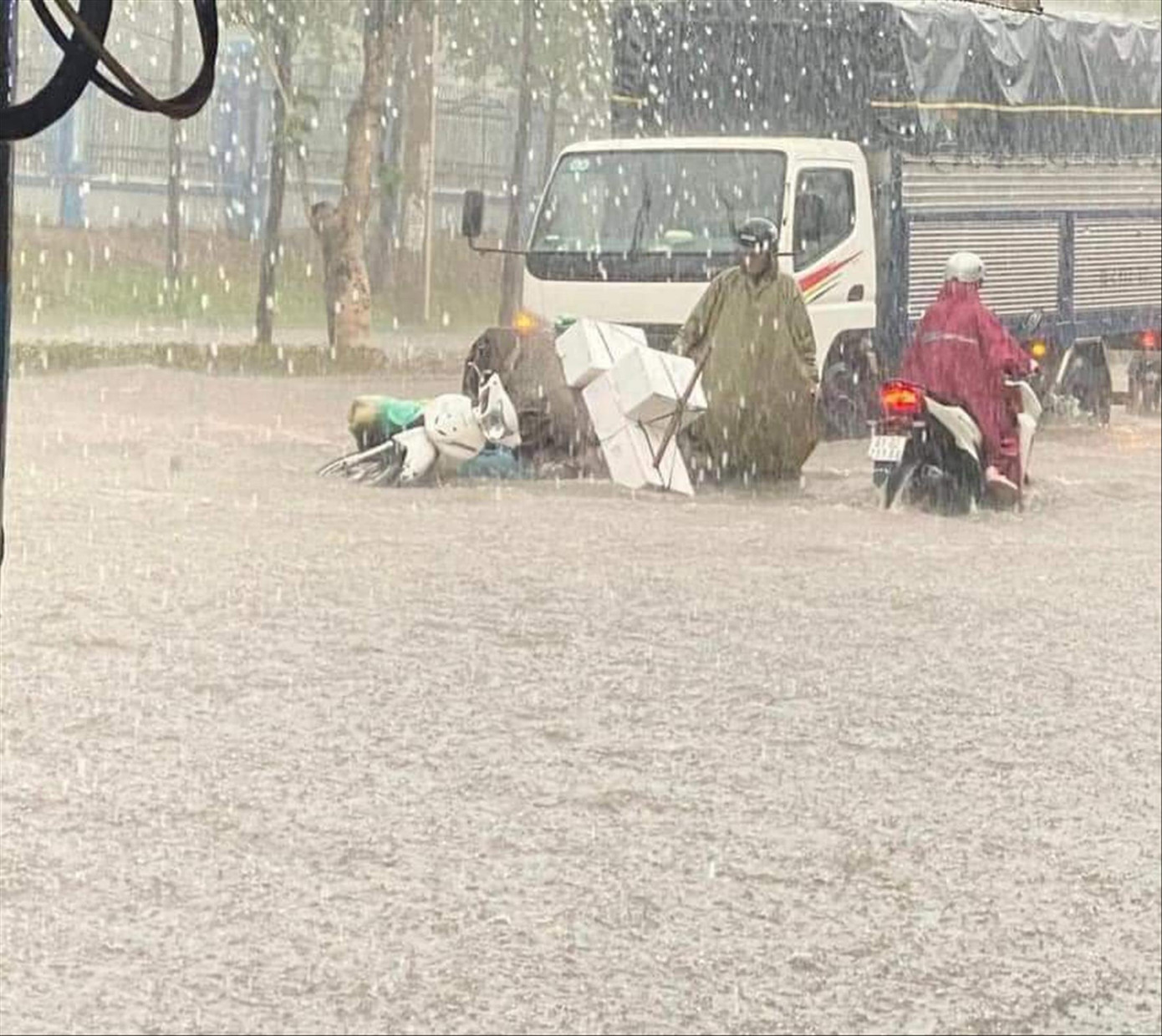 Một điểm ngập nước tại TP Biên Hòa sau cơn mưa chiều 7/5. Ảnh: M.T