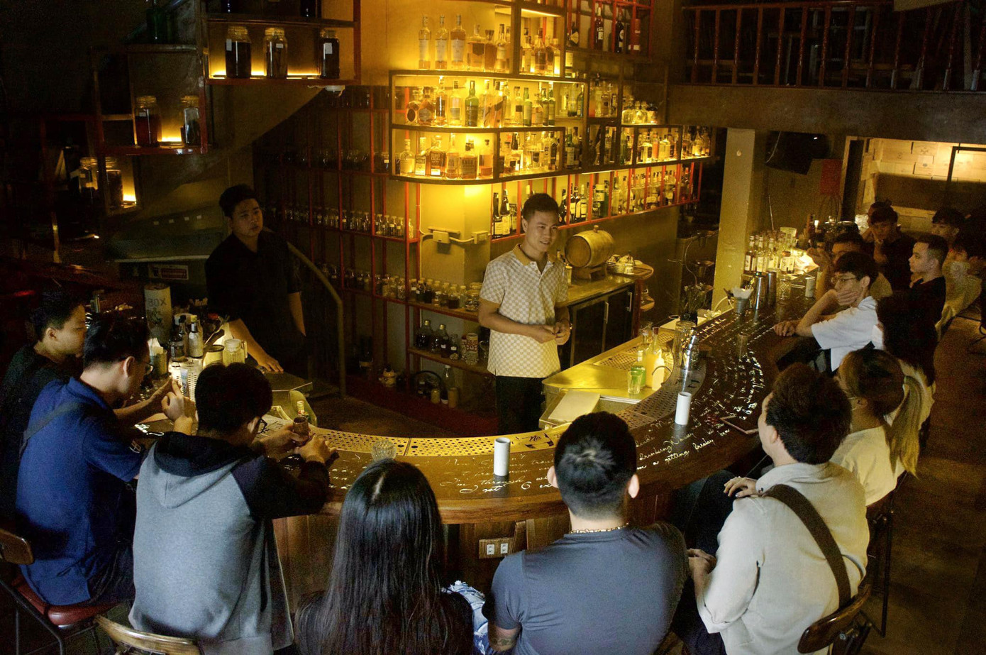 Anh Phạm Tiến Tiếp giảng dạy trong một khóa học đào tạo bartender.