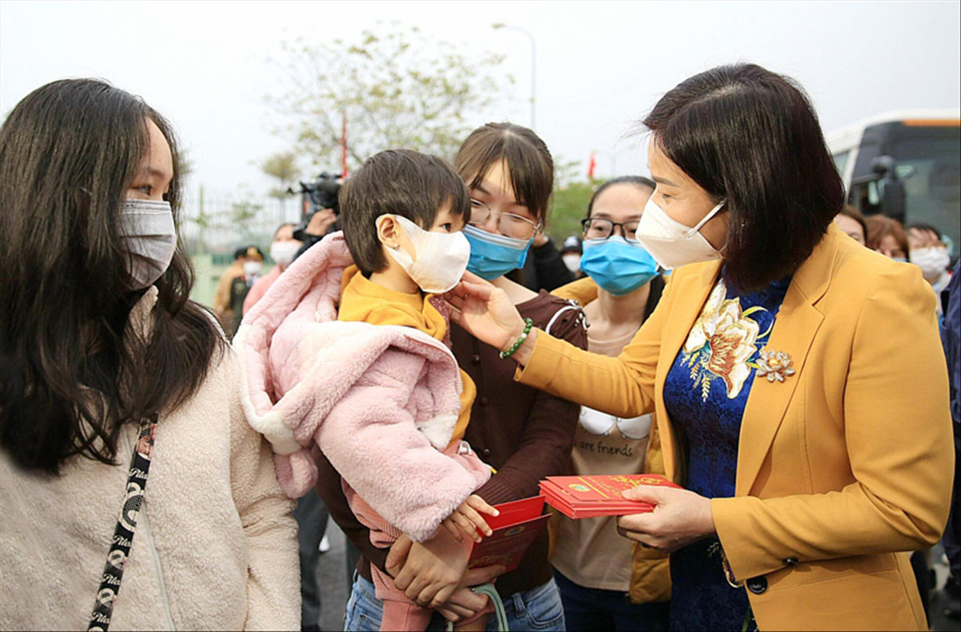 Phó Bí thư Thường trực Thành uỷ Hà Nội Nguyễn Thị Tuyến động viên hỗ trợ công nhân Khu công nghiệp Thăng Long khó khăn về quê dịp Tết Nhâm Dần. Ảnh: PV
