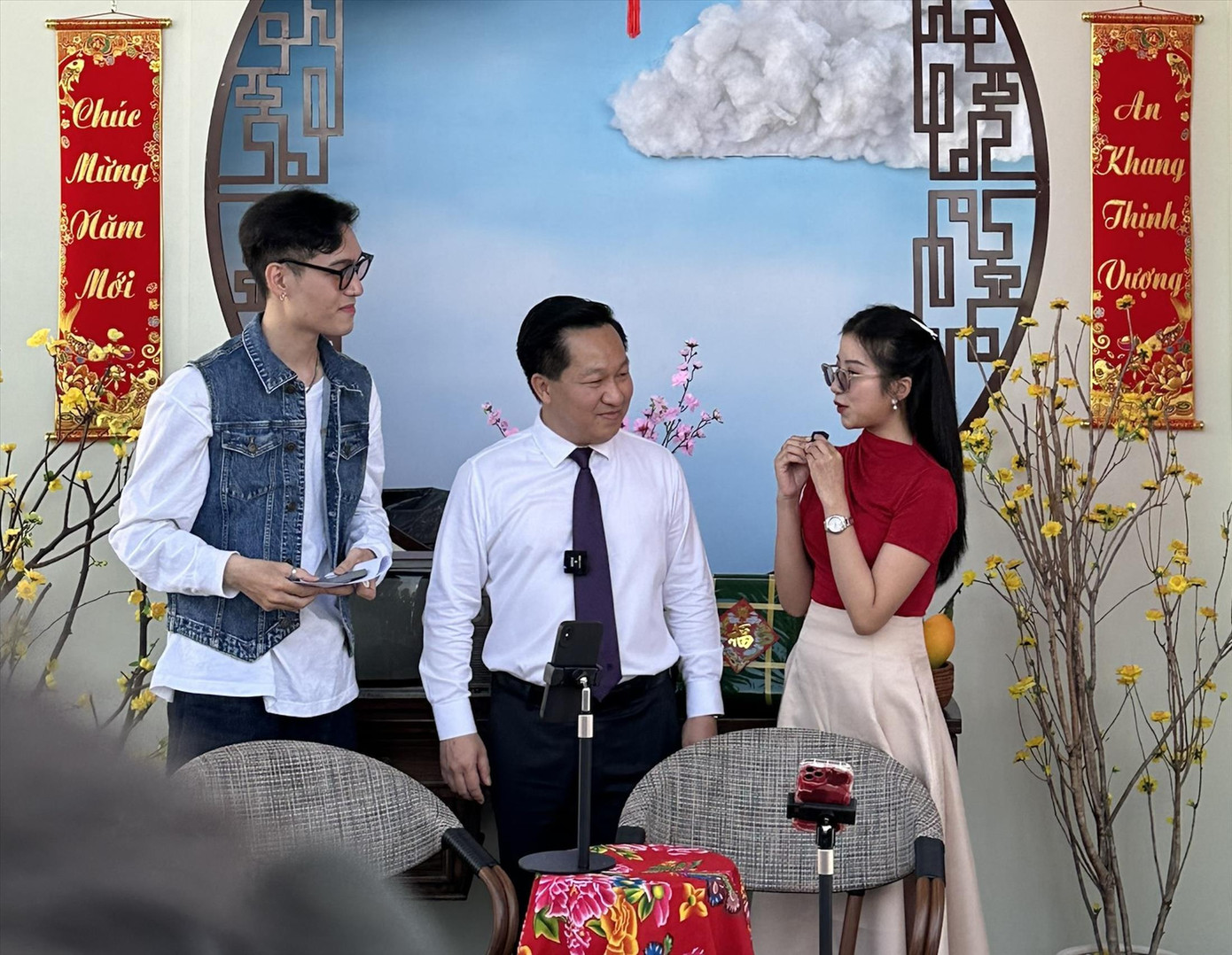 Ông Hoàng Tùng, Chủ tịch UBND TP Thủ Đức (giữa) đang livestream bán hàng cùng các nhà sáng tạo nội dung.