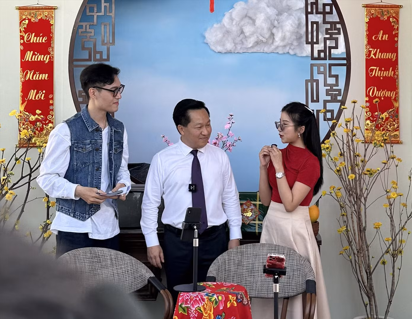 Ông Hoàng Tùng, Chủ tịch UBND TP Thủ Đức (giữa) đang livestream bán hàng cùng các nhà sáng tạo nội dung.