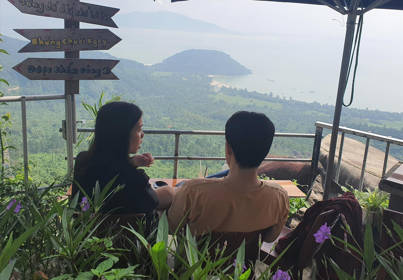 Nhiều người trẻ “săn” mây cuối tuần hoặc dành cả ngày dài ở đèo Hải Vân để xả stress, cân bằng lại cuộc sống. Ảnh: Giang Thanh Nhiều người trẻ “săn” mây cuối tuần hoặc dành cả ngày dài ở đèo Hải Vân để xả stress, cân bằng lại cuộc sống. Ảnh: Giang Thanh