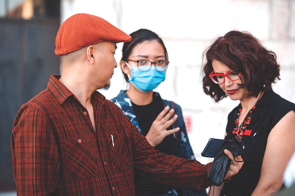 Lê Hữu Hiếu cùng giám tuyển - Tiến sĩ Chiara Canali tại triển lãm Năng lượng tâm hồn tại Arsenale Nord, Venice, Italy. Lê Hữu Hiếu cùng giám tuyển - Tiến sĩ Chiara Canali tại triển lãm Năng lượng tâm hồn tại Arsenale Nord, Venice, Italy.