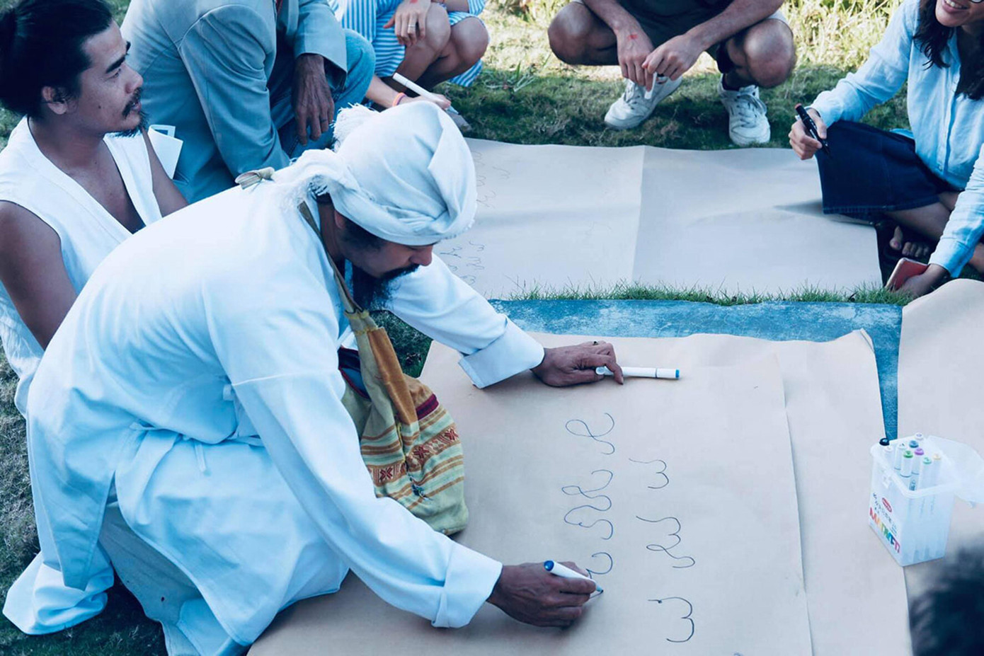 Tuệ Nguyên và Ja Yang dạy viết chữ cái Chăm