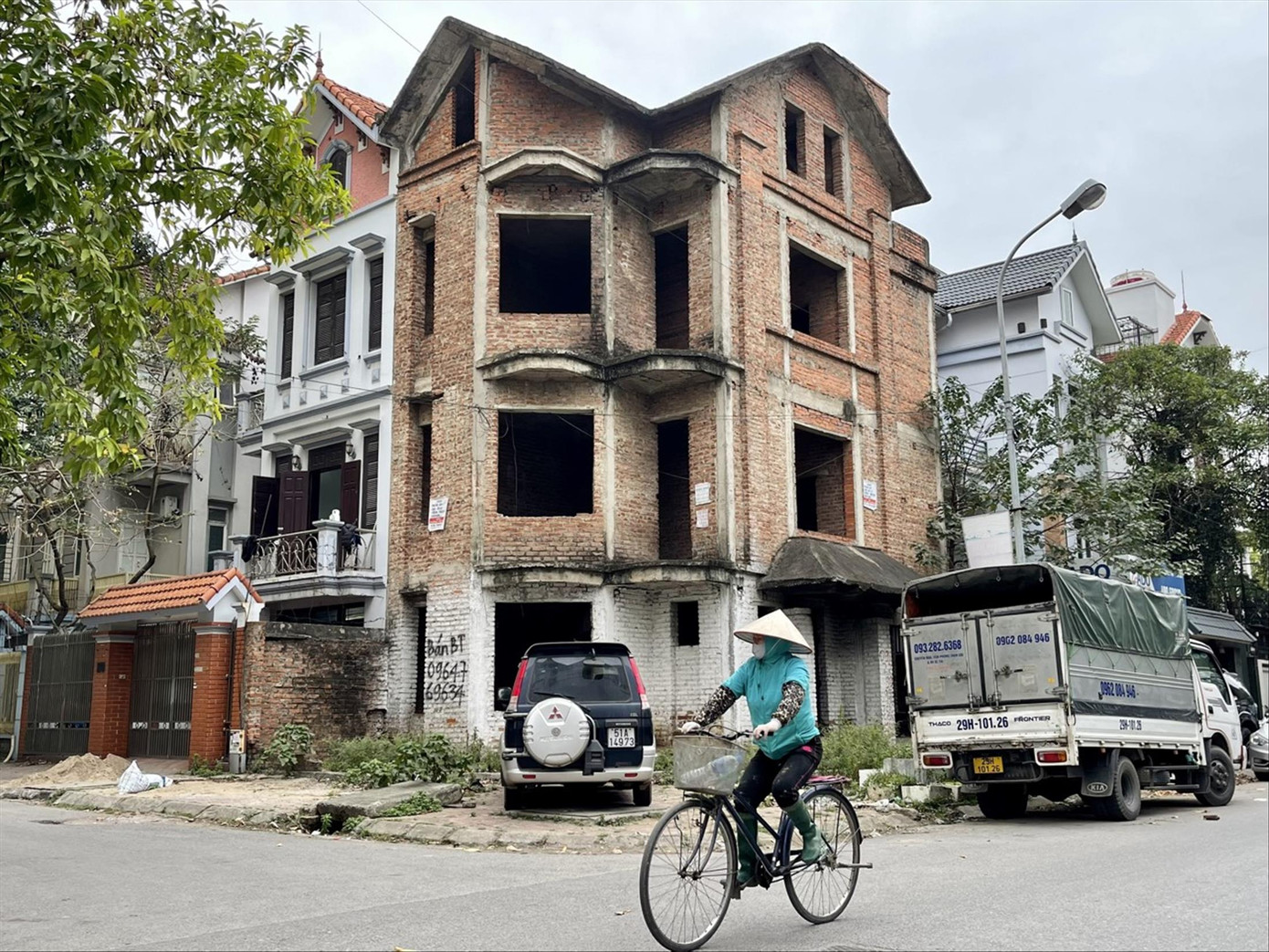 Lãi vay mua nhà vẫn từ 12 đến 16%/năm khiến nhiều người thêm khó khăn. Ảnh: Như Ý Lãi vay mua nhà vẫn từ 12 đến 16%/năm khiến nhiều người thêm khó khăn. Ảnh: Như Ý
