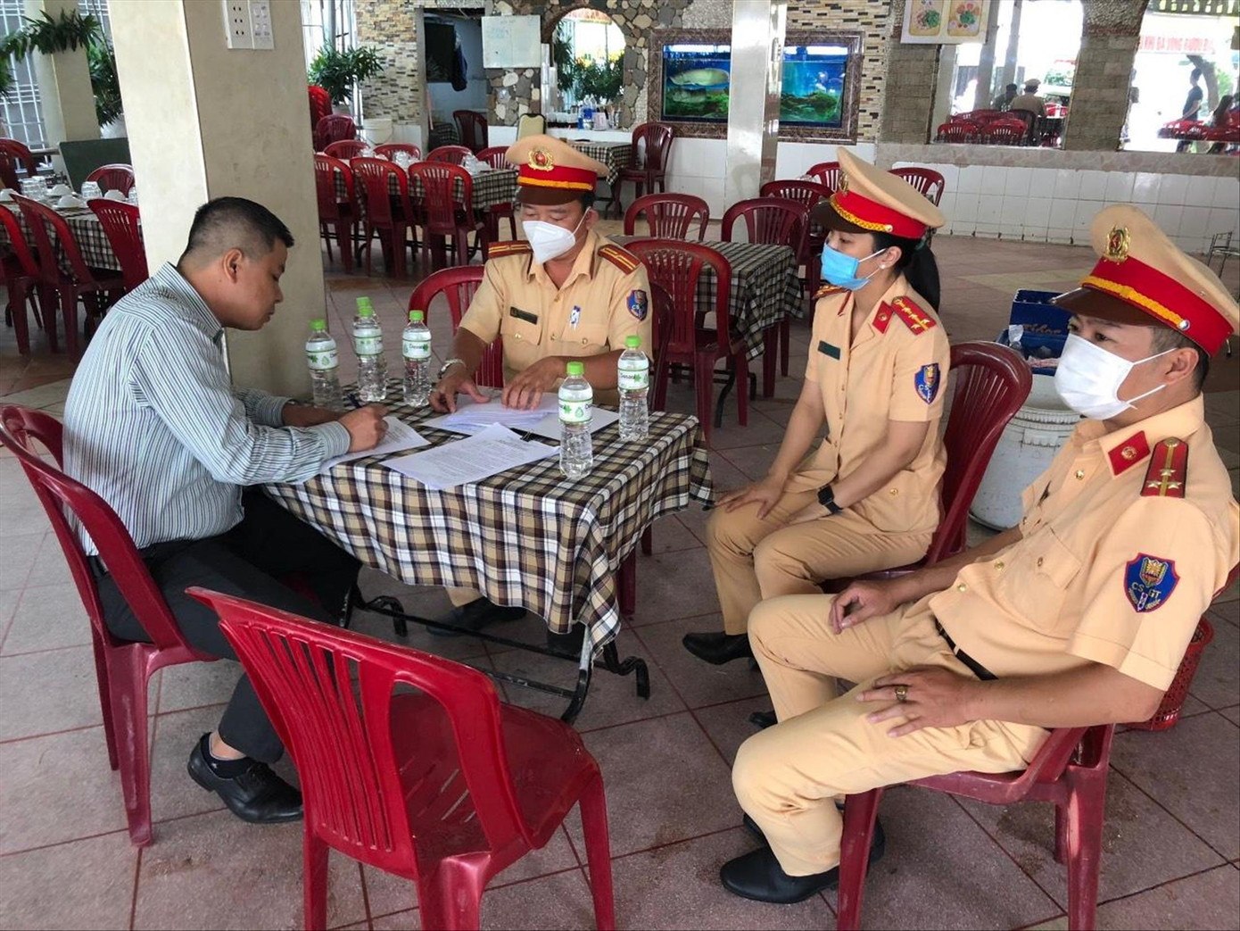 Chủ nhà hàng tại TPHCM ký cam kết chấp hành nghiêm quy định của pháp luật về giao thông đường bộ. Ảnh: Hữu Huy Chủ nhà hàng tại TPHCM ký cam kết chấp hành nghiêm quy định của pháp luật về giao thông đường bộ. Ảnh: Hữu Huy