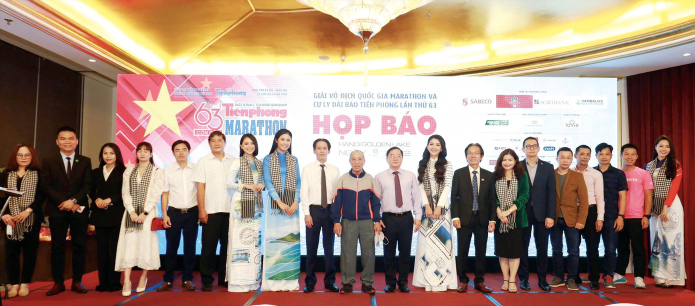 HLV Bùi Lương rạng rỡ tại họp báo Tiền Phong Marathon 2022. Ảnh Multimedia HLV Bùi Lương rạng rỡ tại họp báo Tiền Phong Marathon 2022. Ảnh Multimedia