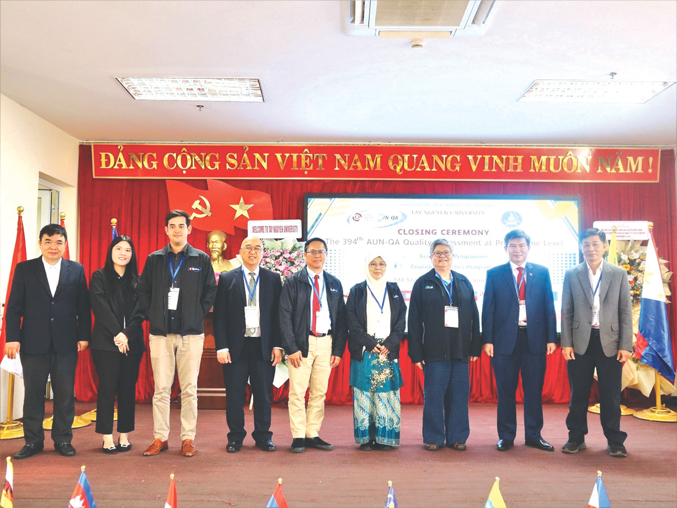 Lãnh đạo Trường chụp hình lưu niệm với Đoàn chuyên gia của AUN-QA