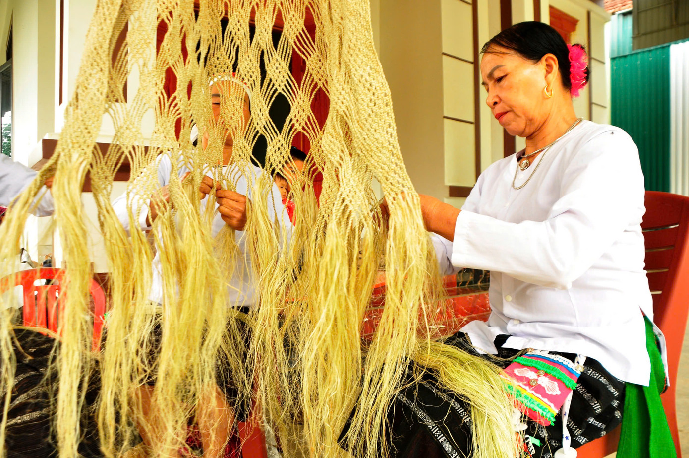 Những người phụ nữ đồng bào Thổ xóm Long Thọ tỉ mẩn đan võng gai Những người phụ nữ đồng bào Thổ xóm Long Thọ tỉ mẩn đan võng gai